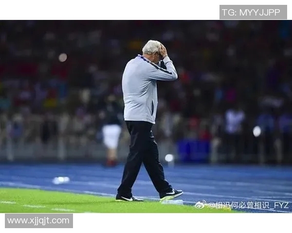 当绿茵场上掌声散去他独自低头背影显得格外忧伤